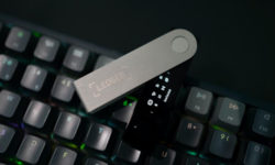 Пользователи кошельков Ledger требуют с компании $500 млн за утечку их данных