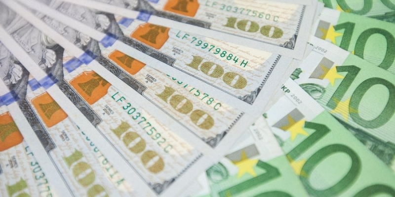 Курс валют НБУ. Долар та євро не&nbsp;перестають дивувати