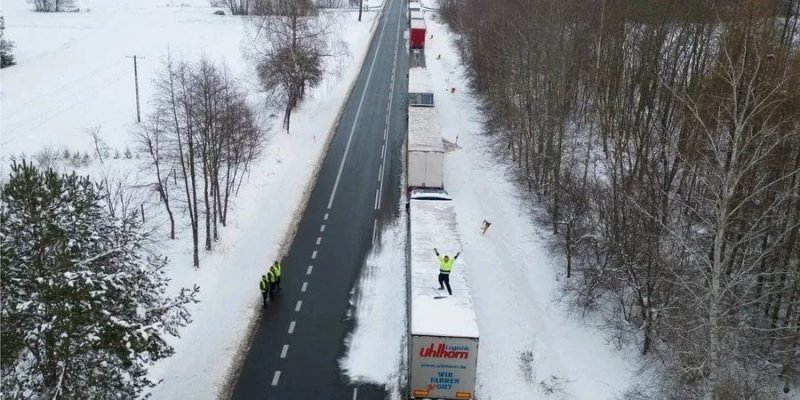 Нарешті. Через Дорогуськ сьогодні проїхало у 8 разів більше автівок, ніж учора